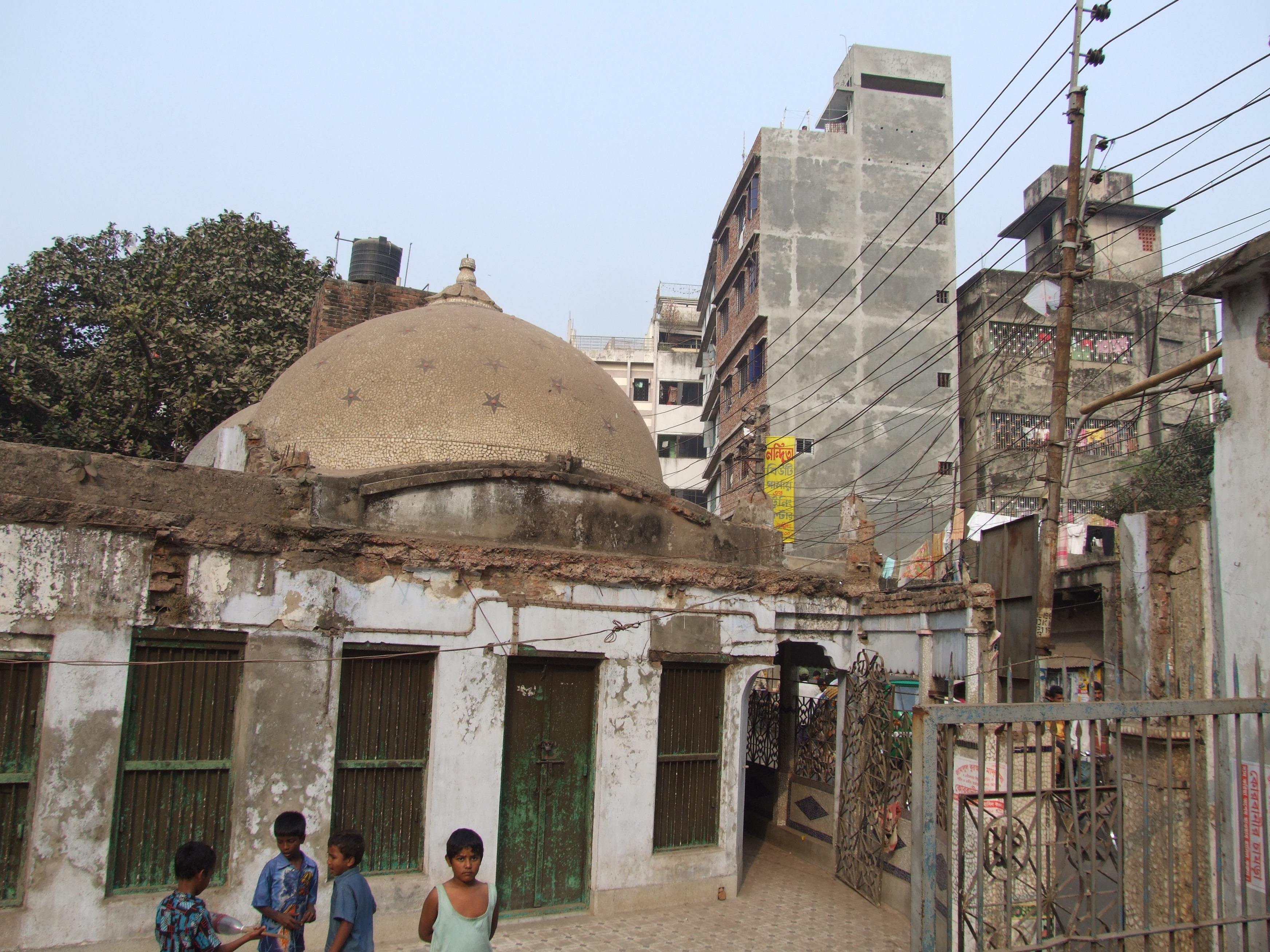 Binat Bibi Masjid in Old Dhaka, full view