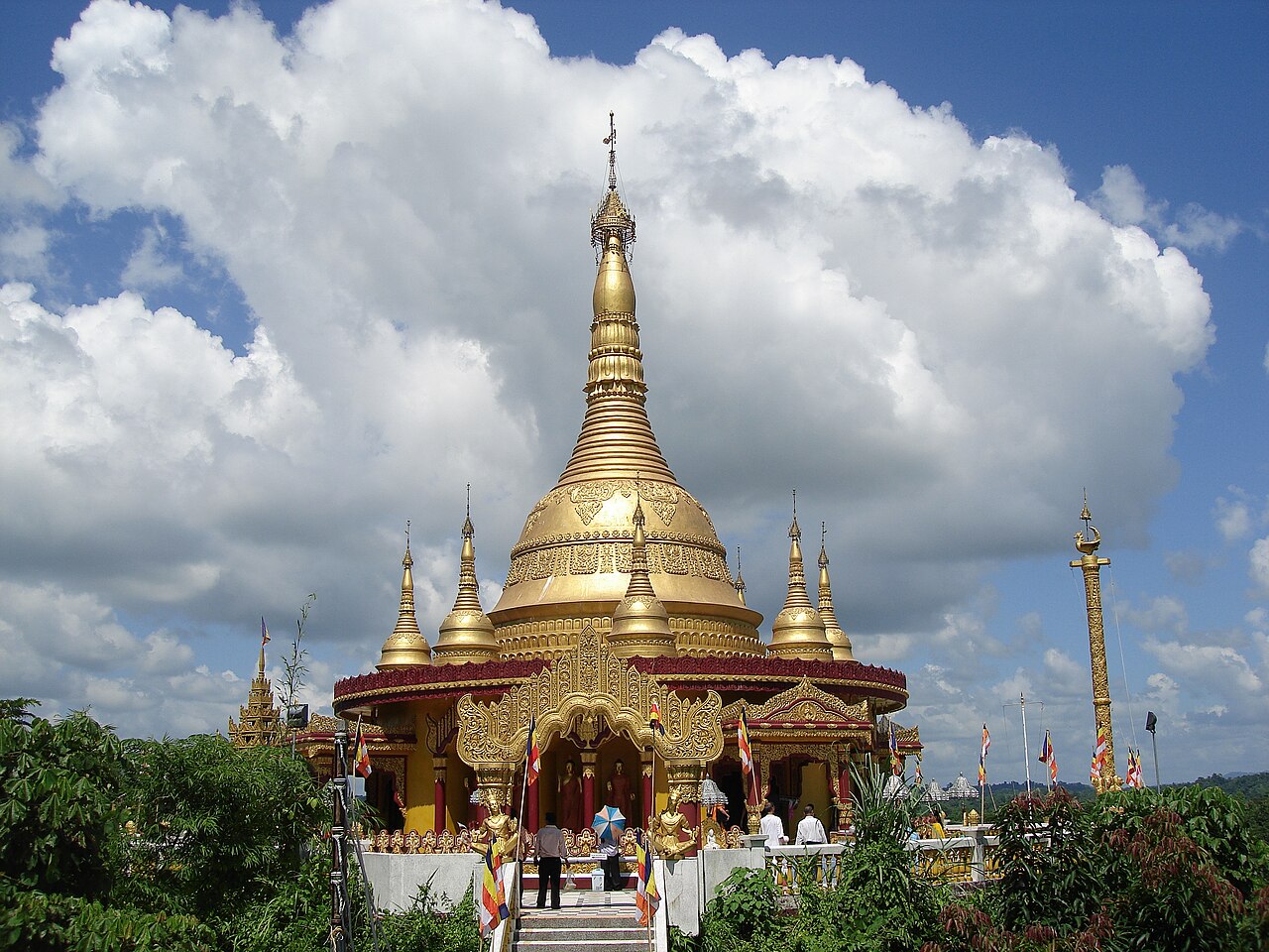 Pilgrims at Buddha Dhatu Jadi