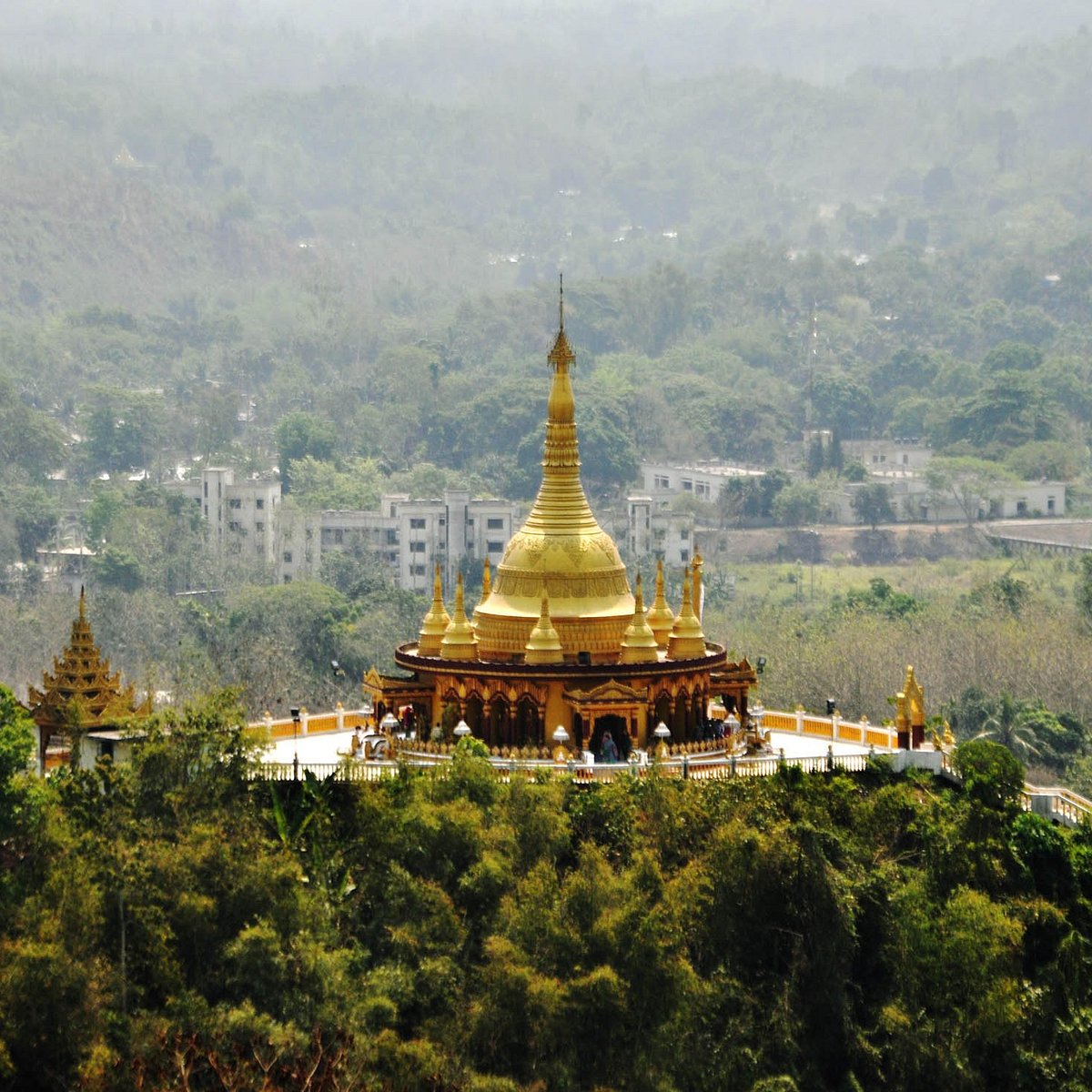 The full golden pagoda of Buddha Dhatu Jadi