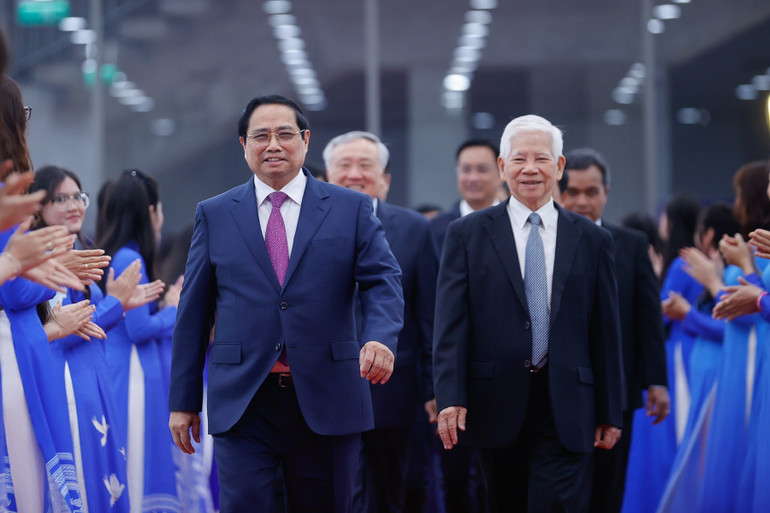 Phạm Minh Chính chairing a national policy meeting